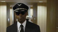 Pilot, jeho ztvárnil Denzel Washington, pozná, jaké je být hrdinou i vyvrhelem.