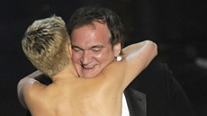 Oscar 2013 - Quentin Tarantino v náručí Charlize Theronové Oscar 2013 - Quentin Tarantino v náručí Charlize Theronové