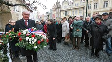 K pamětní desce studentů v Nerudově ulici položil květiny senátor Přemysl K pamětní desce studentů v Nerudově ulici položil květiny senátor Přemysl