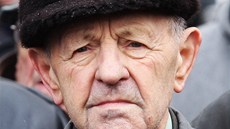 Desítky lidí uctily na pražských Olšanských hřbitovech památku spisovatele a... Desítky lidí uctily na pražských Olšanských hřbitovech památku spisovatele a...