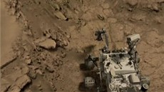 Animace, jak sonda Curiosity odebrala první vzorek navrtaný pod povrchem Marsu.