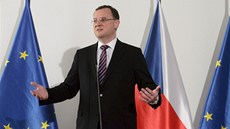 Premiér Petr Nečas po podpisu smluv se zástupci 16 církví, podle nichž jim má Premiér Petr Nečas po podpisu smluv se zástupci 16 církví, podle nichž jim má