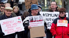 Demonstrace v sídle Královéhradeckého kraje na hradeckém Pivovarském náměstí Demonstrace v sídle Královéhradeckého kraje na hradeckém Pivovarském náměstí