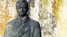 První dělnický prezident Klement Gottwald shlíží na město od Ruseka. Sochu První dělnický prezident Klement Gottwald shlíží na město od Ruseka. Sochu