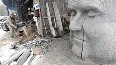 Umělec Radomír Dvořák dílo dokončuje v lomu poblíž Dolního Města nedaleko... Umělec Radomír Dvořák dílo dokončuje v lomu poblíž Dolního Města nedaleko...