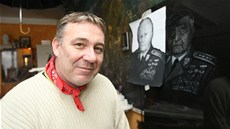 Petr ebesta ped svým dílem - portrétem nkdejího prezidenta eskoslovenska