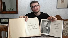 Historik Muzea Vysoiny Michal Kamp ukazuje deník Vojtcha Weidenhoffera. Vlevo...