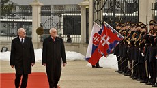 Václav Klaus odchází z Praského hradu. Jet ne své místo penechá Miloi Zemanovi, chce pedstavit svou novou knihu, ml by také pevzít slovenské nejvyí státní vyznamenání. Ilustraní foto