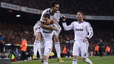 MADRIDSKÁ RADOST. Fotbalisté Realu Cristiano Ronaldo (dole), Alvaro Arbeloa a