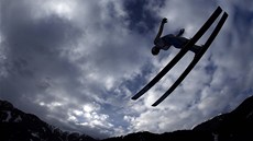 Jeden ze skokanů na lyžích v kvalifikaci na závod na velkém můstku na Jeden ze skokanů na lyžích v kvalifikaci na závod na velkém můstku na
