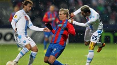 FAUL. Plzeský záloník Frantiek Rajtoral se probíjí obranou Neapole.