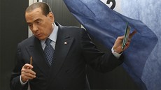 Silvio Berlusconi poté, co odvolil. Silvio Berlusconi poté, co odvolil.
