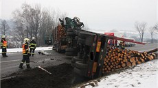 Nákladní vůz se při nehodě vzpříčil přes celou cestu a z převráceného návěsu se Nákladní vůz se při nehodě vzpříčil přes celou cestu a z převráceného návěsu se