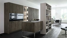 Kuchyn Leicht - Topos nabízí jako materiál kartáovaný dub, vysoké kovové