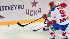 Obránce Jakub Krejík (vpravo) z Lva Praha atakuje Alexandra Radulova z CSKA