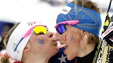 Americké bkyn na lyích Jessica Digginsová (vlevo) a Kikkan Randallová se
