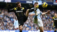 FOTBALOVÝ KANKÁN. Juan Mata (vlevo) z Chelsea bojuje o mí s Jamesem Milnerem z