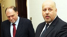 Bývalý policejní ředitel Petr Lessy s advokátem Tomášem Sokolem čeká na chodbě Bývalý policejní ředitel Petr Lessy s advokátem Tomášem Sokolem čeká na chodbě