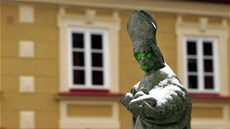 Sprejery poničená socha sv. Mikuláše na kašně na Růžovém kopečku v Chebu. Sprejery poničená socha sv. Mikuláše na kašně na Růžovém kopečku v Chebu.