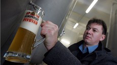 Radek Vomoil, editel nového pivovaru v Kynperku, epuje do sklenice vzorek...