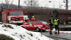 Drání inspekce a hasii vyjeli na místo, aby zjistili píinu vykolejení a