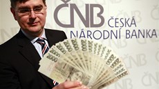Padělků české měny bylo v roce 2012 zadrženo 3 596. Na snímku ukazuje člen Padělků české měny bylo v roce 2012 zadrženo 3 596. Na snímku ukazuje člen