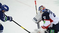 Jakub Petružálek z Dynama Moskva střílí na Jaroslava Januse ze Slovanu Jakub Petružálek z Dynama Moskva střílí na Jaroslava Januse ze Slovanu