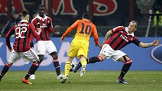 BARCELONA NA LOPATKÁCH. Lionel Messi (vlevo) a Dani Alves bhem zápasu s AC Milán.