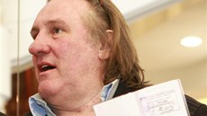 Gérard Depardieu ukazuje svj ruský pas (23. února 2013).