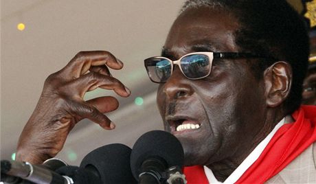 Prezident Zimbabwe Robert Mugabe ení na oslav svých 89. narozenin (4. bezna