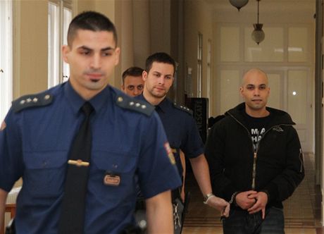 Eskorta pivádí k Mstskému soudu v Praze Milana igu. (8. bezna 2013)