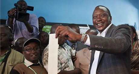 Keský prezident Uhuru Kenyatta se svou matkou, jednou z nejbohatích en Afriky.