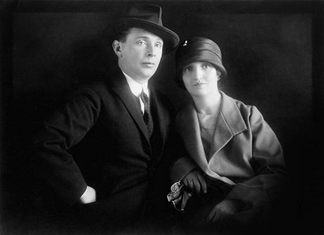 Karel epa s manelkou. Fotografie vznikla kolem roku 1925. Foto: archiv