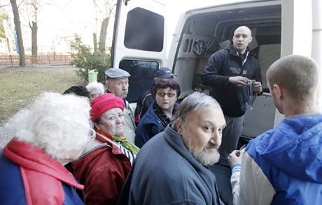 Pi strkanici lidé z dodávky shodili plastový nástavec k mixéru. Víte, jak je