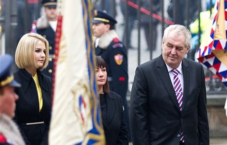 Milo Zeman s manelkou Ivanou a dcerou Kateinou pichází na Praský hrad. (8....