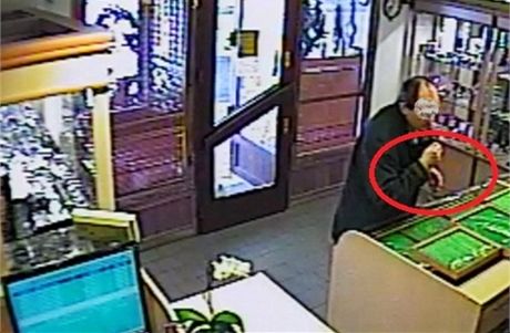 Zlodje zachytila pi krádei ve zlatnictví kamera. Policisté si pak pi