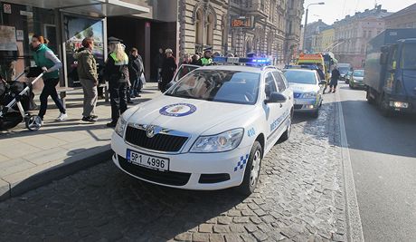 Na zastávce na Americké tíd v Plzni policisté a záchranái zasahovali u