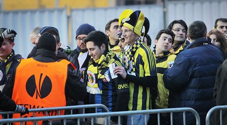 Fanouci Fenerbahce Istanbul, kteí pijeli do Plzn z Nmecka, mají na zápas hoké vzpomínky. Pestoe zaplatili za vstupenky, museli zstat ped branami Doosan Arény.