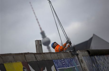 Stavai odstraují ást Berlínské zdi, která musela ustoupit výstavb luxusních