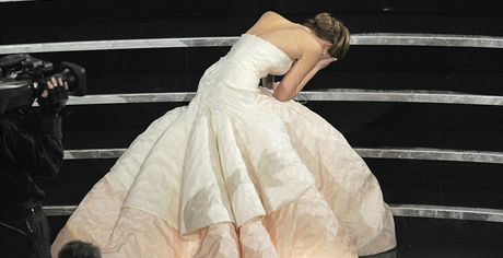 Tento pd Jennifer Lawrence na Oscarech inspiroval k vtipn "reklam" na Dior.