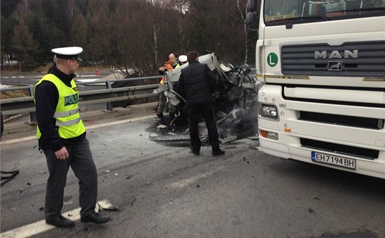 Policisté u audi, ve kterém zahynul 17letý mladík.