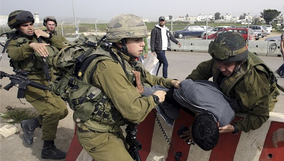 Pokud se Palestinci pokusí cestovat autobusem s Izraelci, vojáci je vyzvou, aby