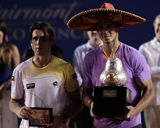 Rafael Nadal si nasadil Sombrero a na turnaji v Acapulcu pevzal trofej pro