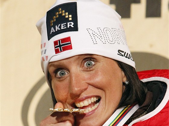 Marit Björgenová po zlatu ze závodu 30 km klasicky hodn touila a ve Val de Fiemme si pro nj dobhla.