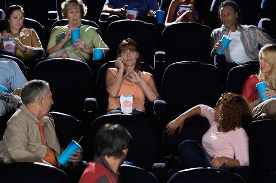 Telefonování v kin jde proti etiket. Ilustraní snímek