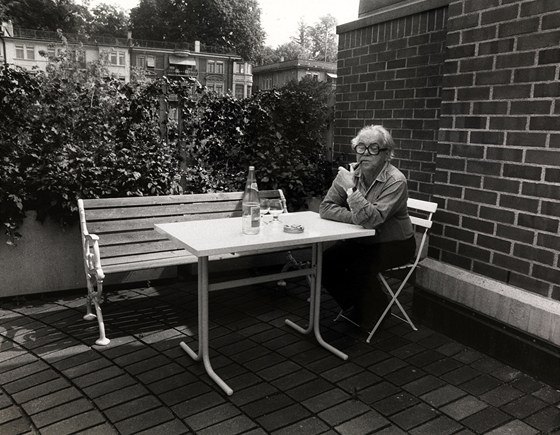Max Frisch na terase svého bytu.  