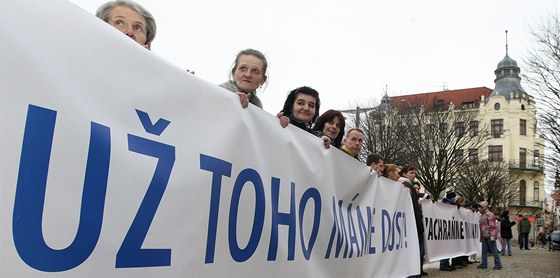 Lidé protestovali proti stavb dalího obchodního domu.