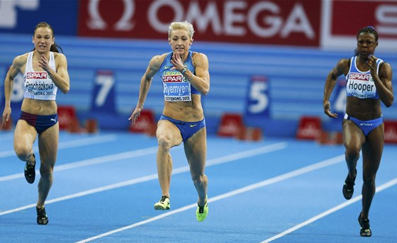 eská sprinterka Barbora Procházková (vlevo) pi bhu na 60 metr na halovém