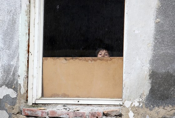 Chlapec se dívá z okna ve vybydleném dom v ulici Benee Lounského v ústeckých...