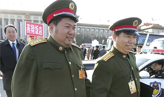 Nový generál ínské lidové osvobozenecké armády Mao Sin-jü (vlevo), jediný vnuk